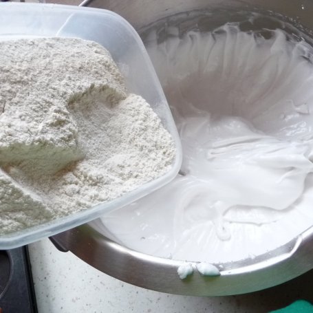 Krok 2 - Kokosowe muffiny z kremem czekoladowym foto