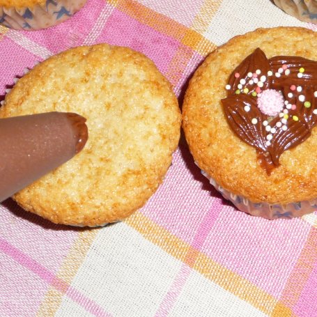 Krok 6 - Kokosowe muffiny z kremem czekoladowym foto