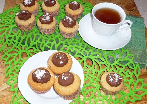 Fotografia przedstawiająca Kokosowe muffiny z posypką bezową