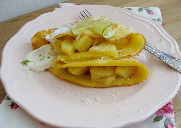 Fotografia przedstawiająca Kokosowe naleśniki z jabłkiem i limonką