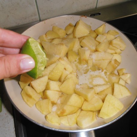Krok 3 - Kokosowe naleśniki z jabłkiem i limonką foto