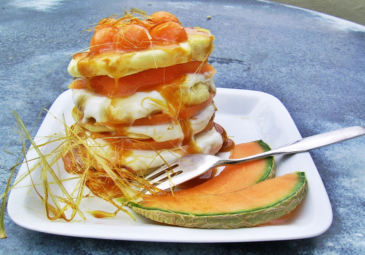 Kokosowe placuszki z jogurtem i melonem w karmelowym sosie foto