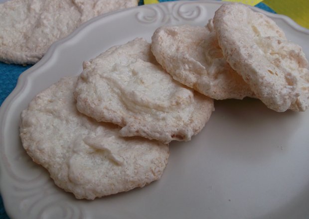 Fotografia przedstawiająca Kokosowo -  bezowe ciasteczka.