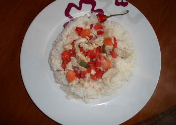 Fotografia przedstawiająca Kokosowo- paprykowa potrawka z kurczaka z ryżem
