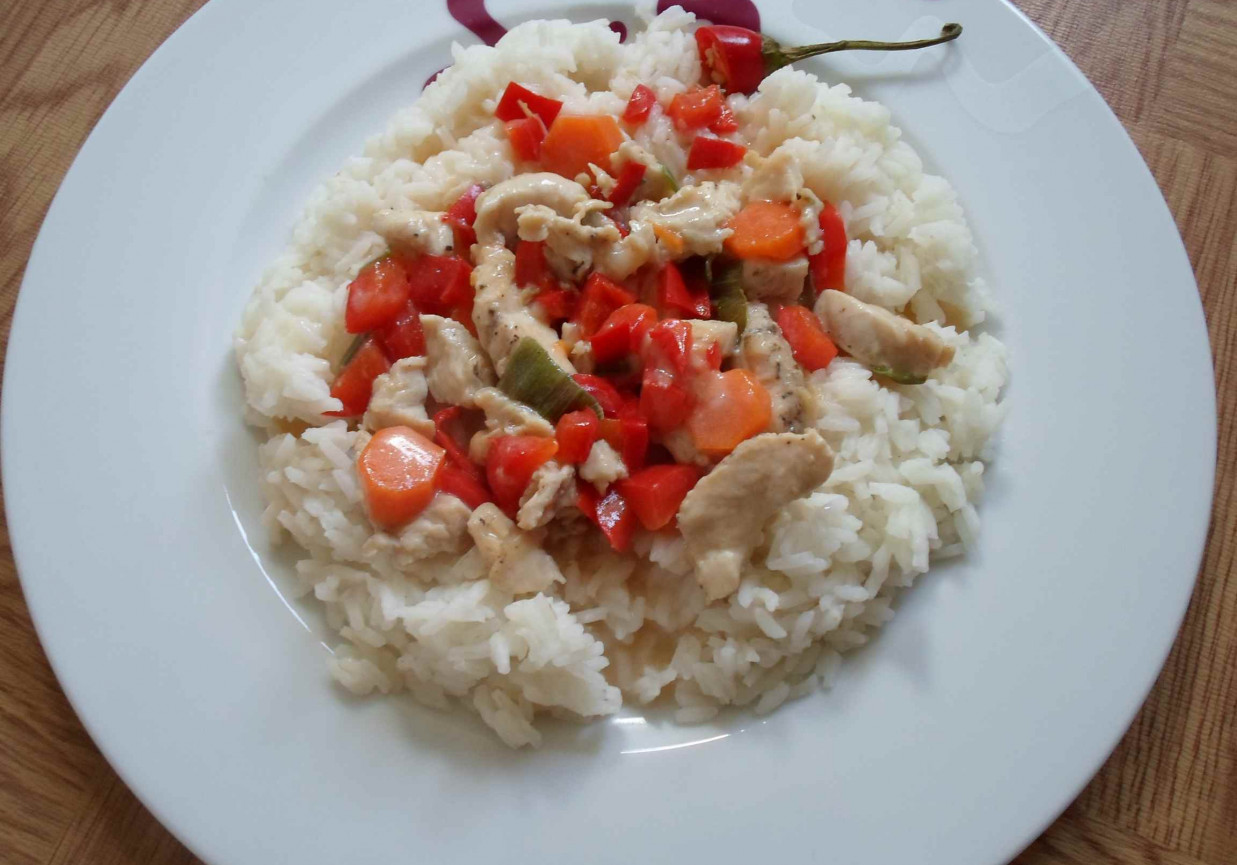 Kokosowo- paprykowa potrawka z kurczaka z ryżem foto