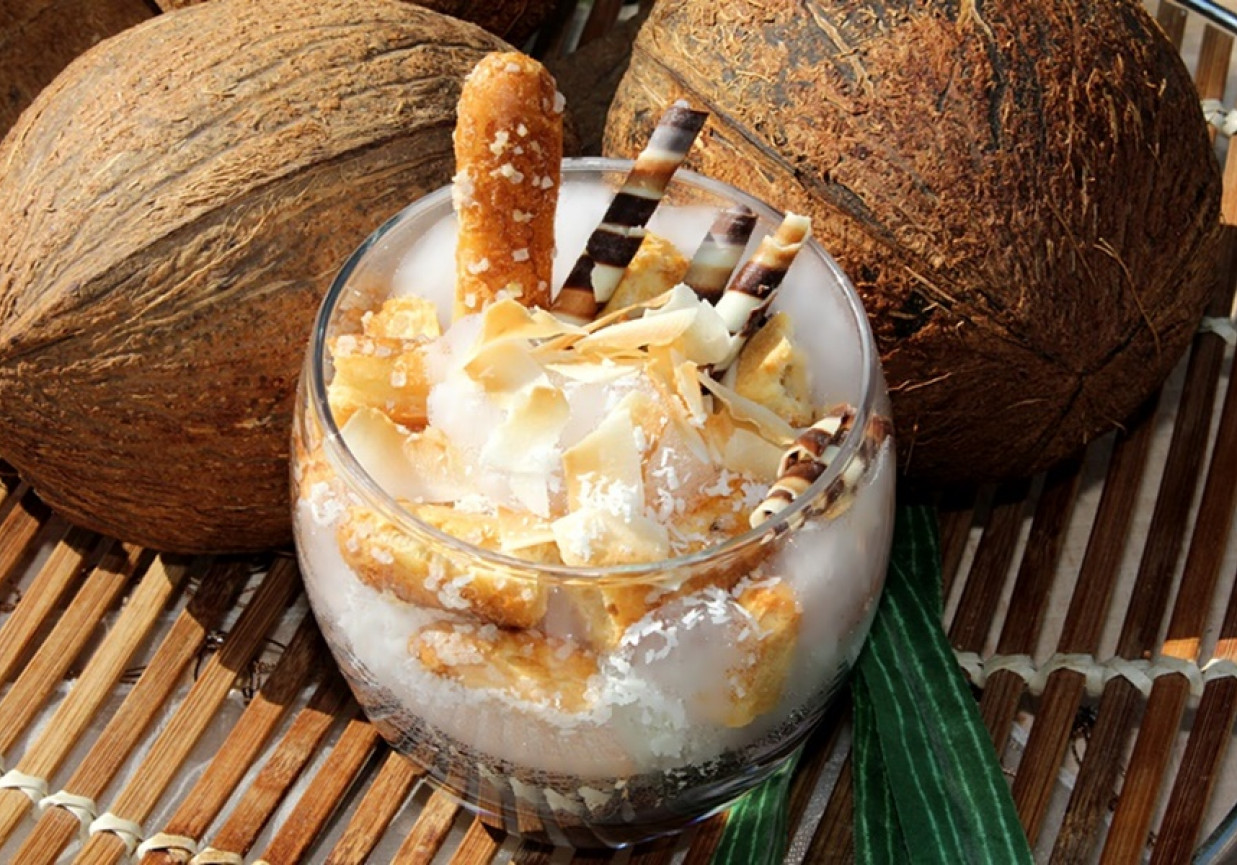 Kokosowy deser z bitą śmietaną i słomką ptysiową (wegański) foto