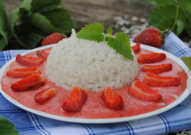 Fotografia przedstawiająca Kokosowy ryż z truskawkami