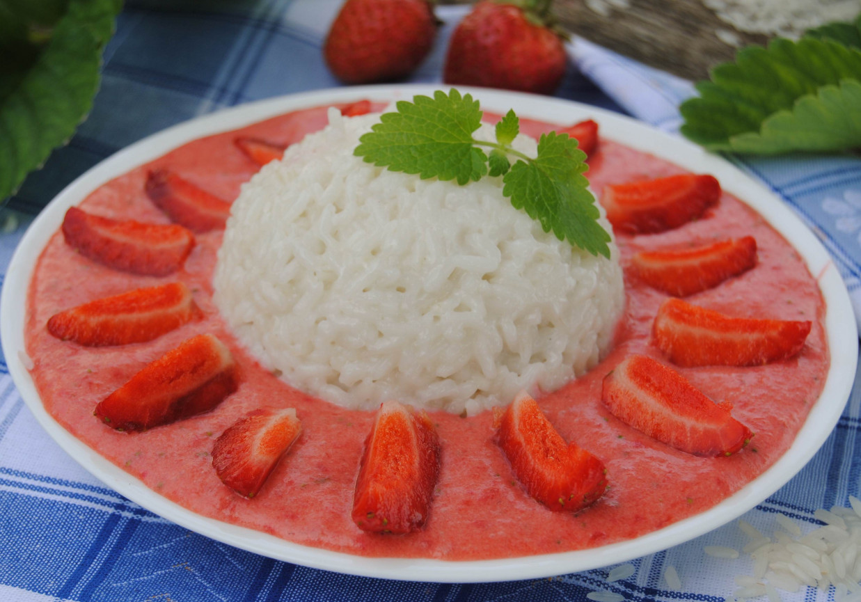 Kokosowy ryż z truskawkami foto