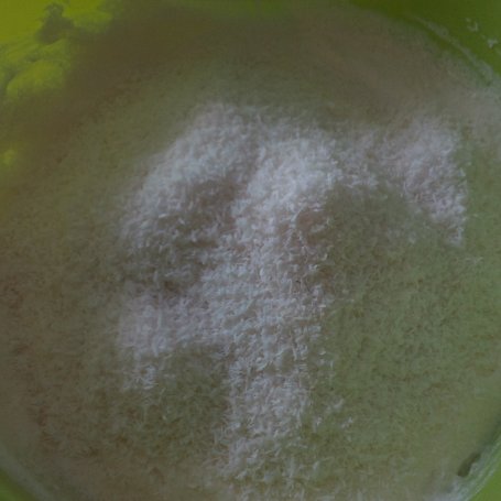 Krok 5 - Kokosowy śmietanowiec z polewą truskawkową foto