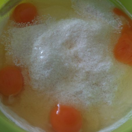Krok 3 - Kokosowy śmietanowiec z polewą truskawkową foto