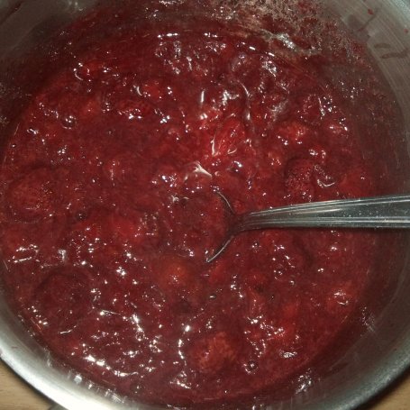 Krok 7 - Kokosowy śmietanowiec z polewą truskawkową foto