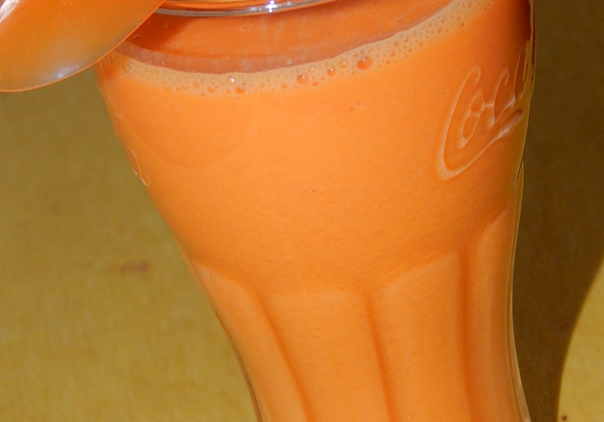 Koktajl banan-marchew-nektarynka na mleku foto