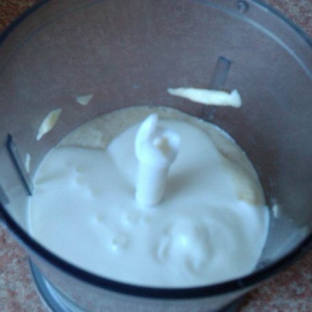 Krok 2 - Koktajl bananowo-jogurtowy z musem z kiwi  foto