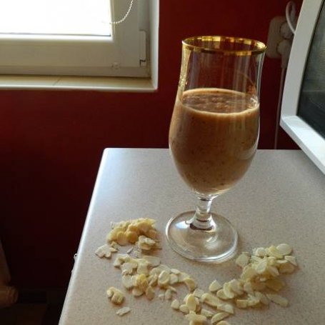 Krok 3 - Koktajl bananowo-czereśniowy na soku i mleku z płatkami migdałowymi. foto