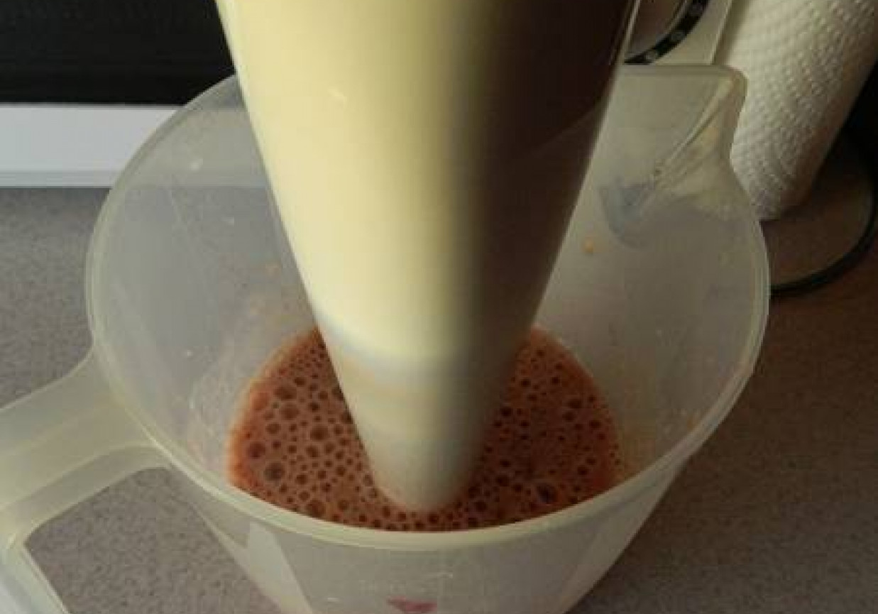 Koktajl bananowo-czereśniowy na soku i mleku z płatkami migdałowymi. foto