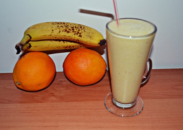 Fotografia przedstawiająca Koktajl bananowo-pomarańczowo