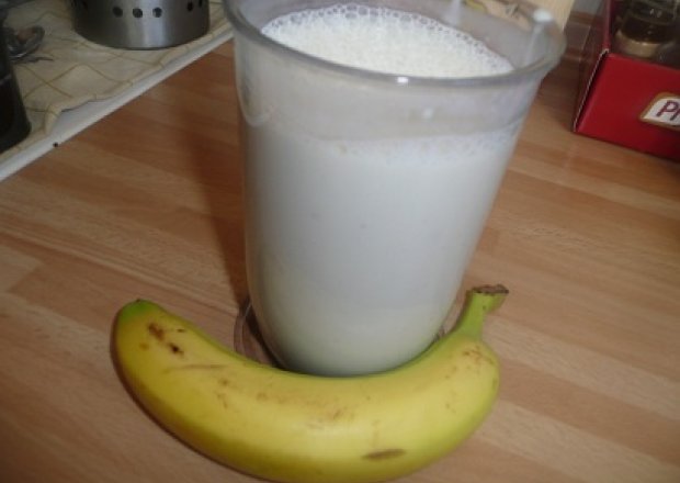 Fotografia przedstawiająca koktajl bananowy na jogurcie
