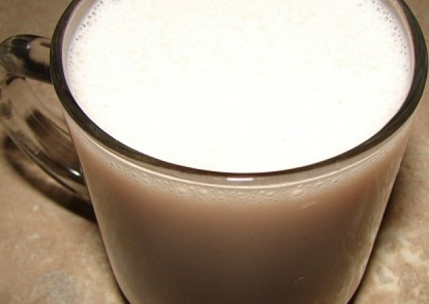 Fotografia przedstawiająca Koktajl bananowy z jogurtem i mlekiem