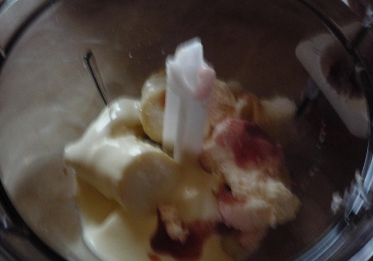 koktajl bananowy z jogurtem truskawkowym foto