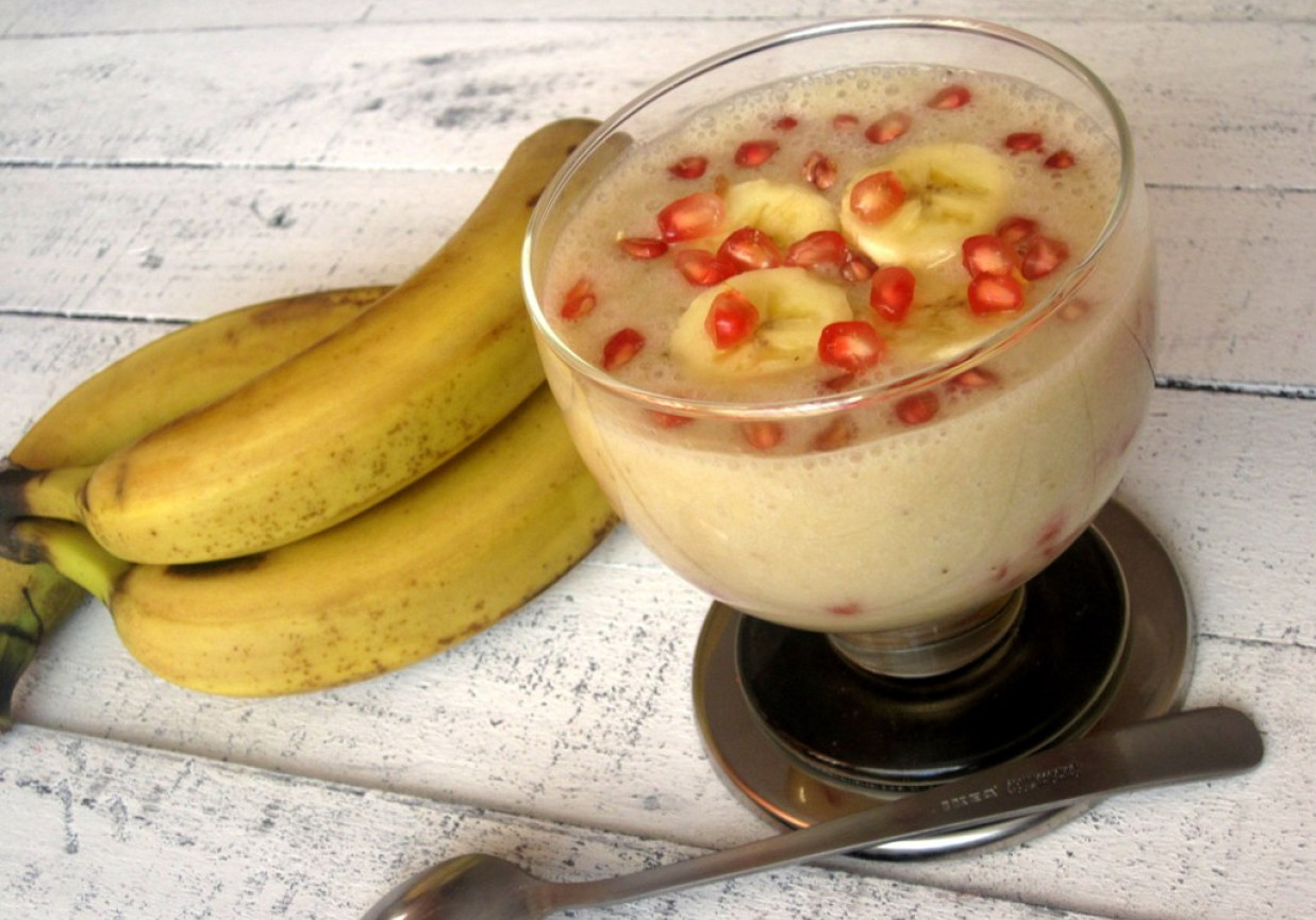 Koktajl bananowy z ziarnami granatu foto