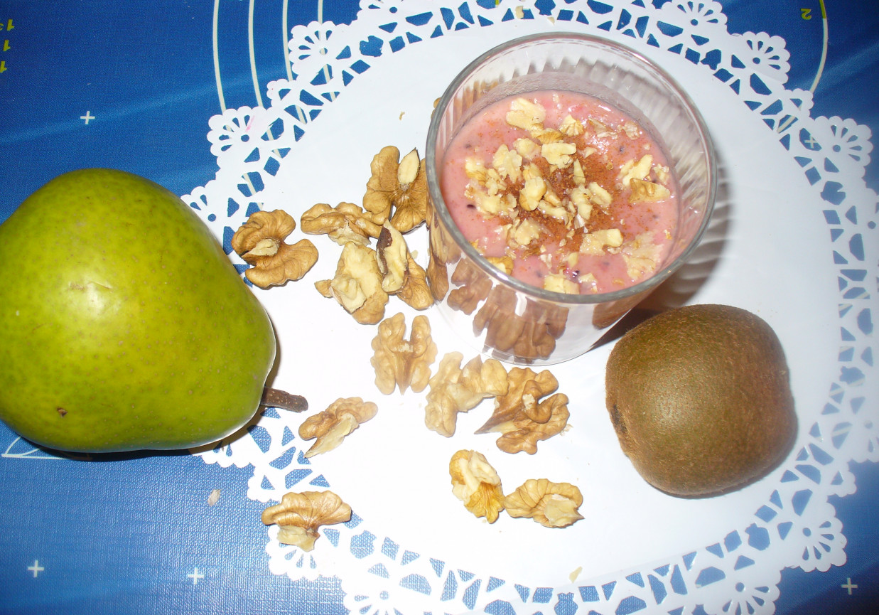 Koktajl bananowy zdodatkiem gruszki,malin,kiwi, jagód i cynamonu foto
