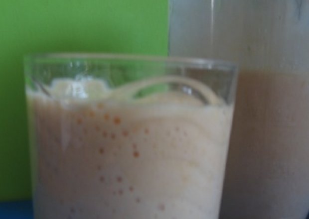 Fotografia przedstawiająca Koktajl brzoskwiniowo-jogurtowy