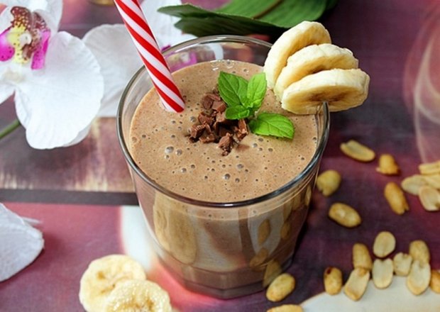 Fotografia przedstawiająca Koktajl czekoladowo-bananowy z masłem orzechowym