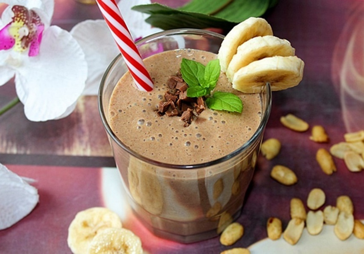 Koktajl czekoladowo-bananowy z masłem orzechowym foto