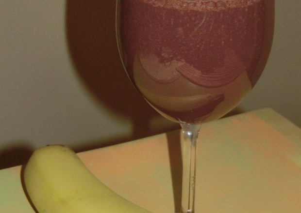 Fotografia przedstawiająca Koktajl czekoladowo-bananowy