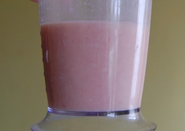 Fotografia przedstawiająca koktajl grejpfrutowo-kokosowy