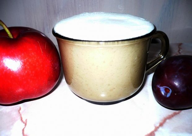 Fotografia przedstawiająca koktajl jabłkowo-śliwkowy