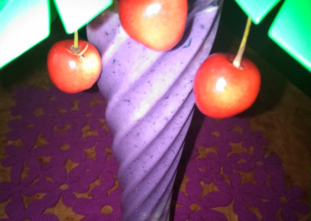 Fotografia przedstawiająca Koktajl jagodowo melonowy