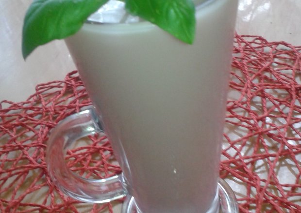 Fotografia przedstawiająca Koktajl jogurtowo - mleczny z jagodami