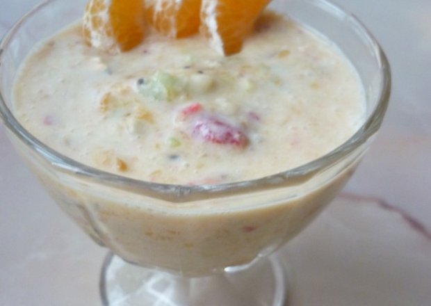 Fotografia przedstawiająca Koktajl jogurtowo-owocowy z likierem