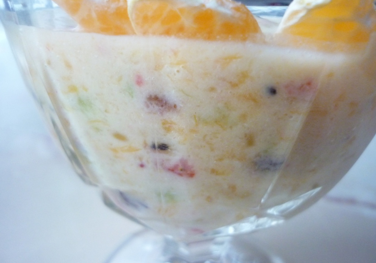 Koktajl jogurtowo-owocowy z likierem foto