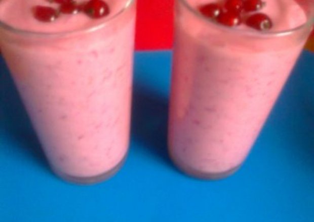 Fotografia przedstawiająca Koktajl jogurtowo-porzeczkowy