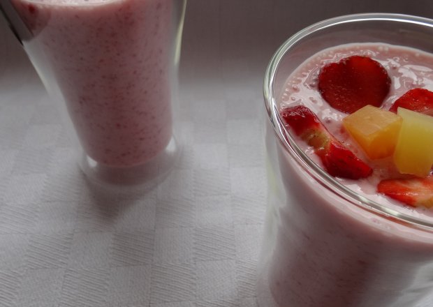 Fotografia przedstawiająca Koktajl jogurtowy z owocami