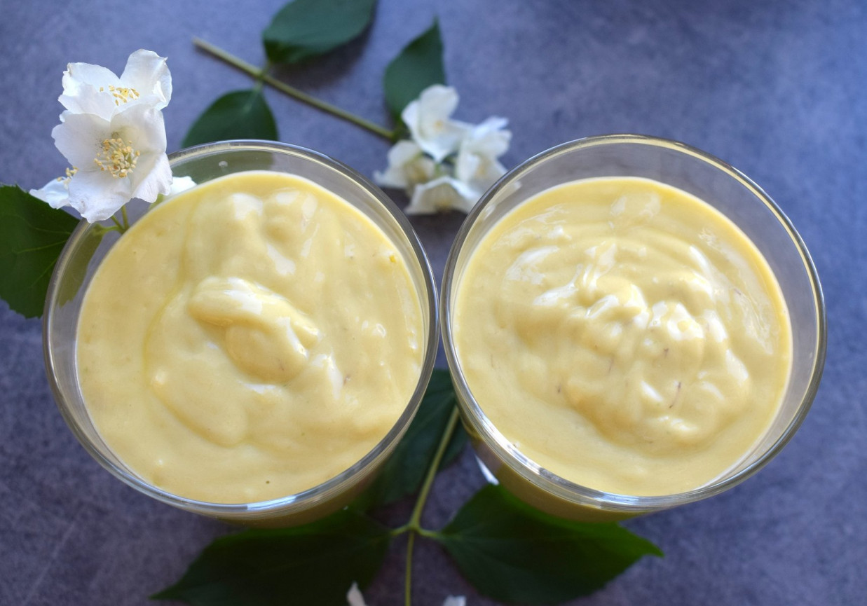 Koktajl kefirowy z mango z nutą kokosa i awokado foto