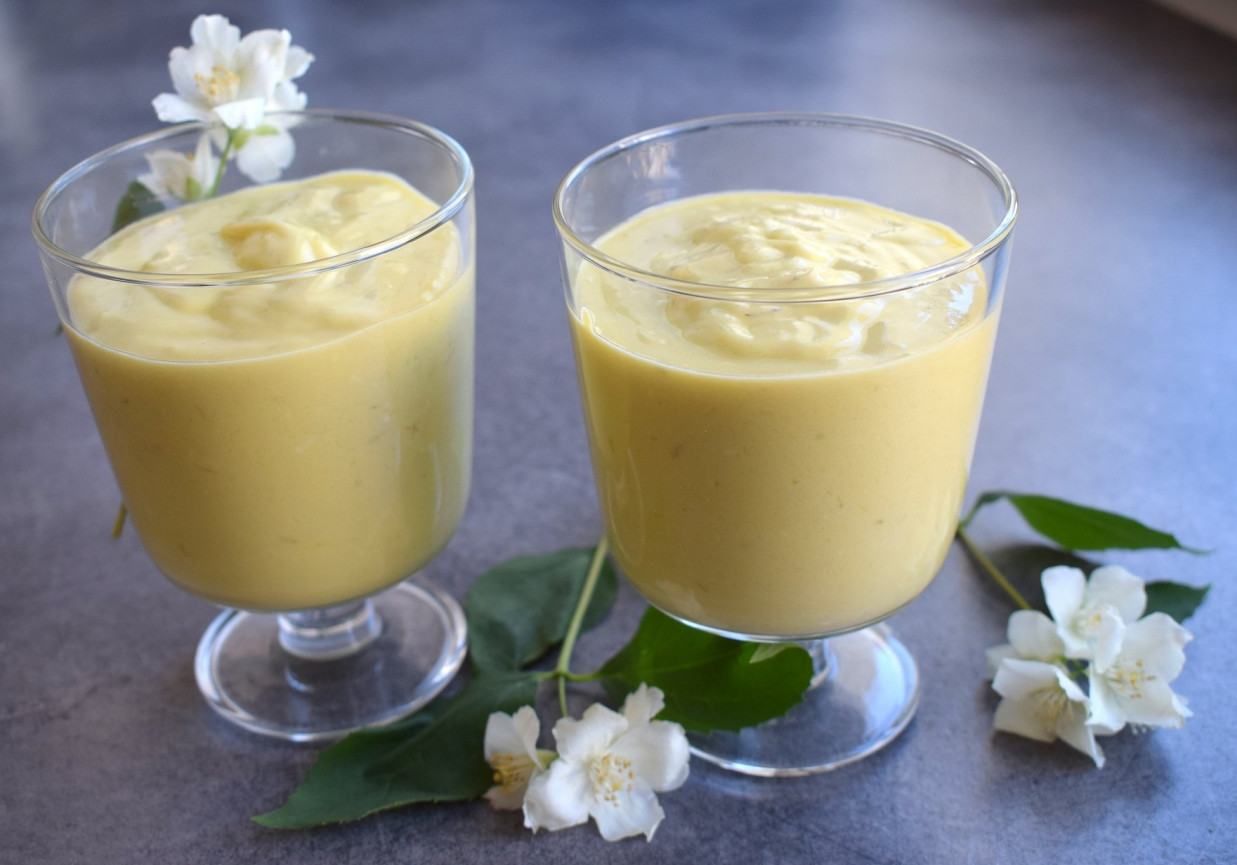 Koktajl kefirowy z mango z nutą kokosa i awokado foto