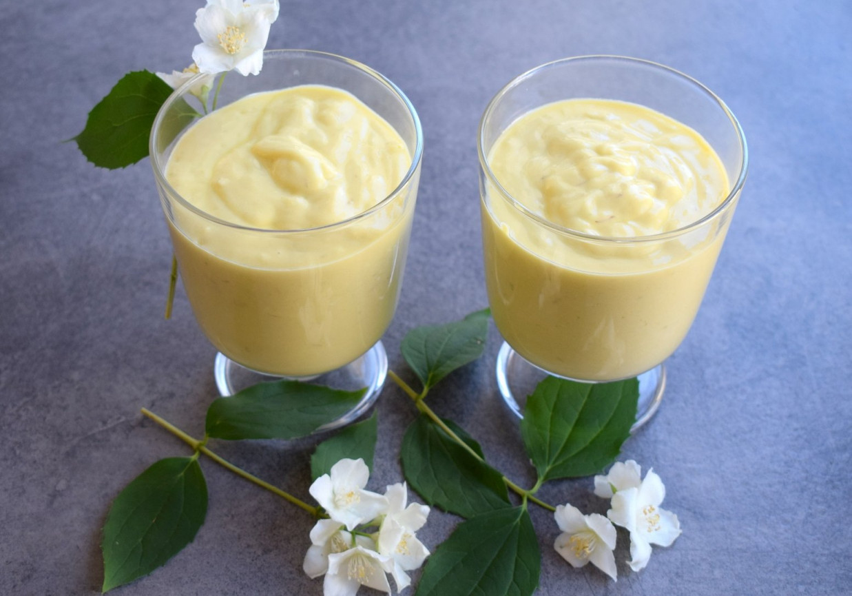 Koktajl kefirowy z mango z nutą kokosa i awokado foto