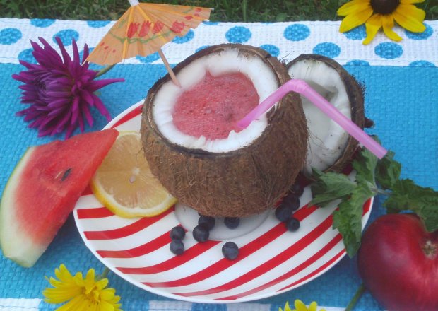 Fotografia przedstawiająca Koktajl kokosowo- arbuzowy z limonką