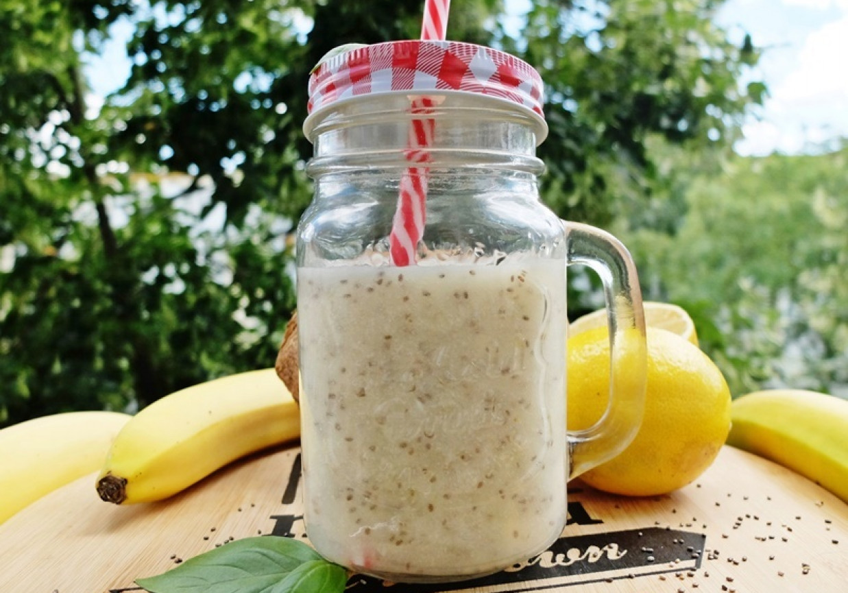Koktajl kokosowo-bananowy z cytryną i nasionami chia foto
