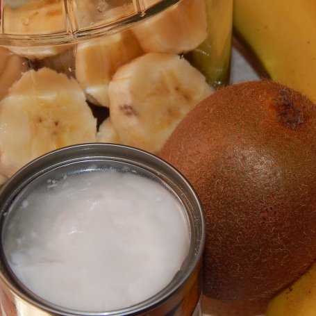 Krok 1 - Koktajl kokosowy z miodem, bananem i kiwi  foto