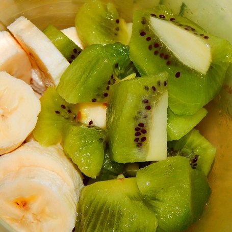 Krok 2 - Koktajl kokosowy z miodem, bananem i kiwi foto