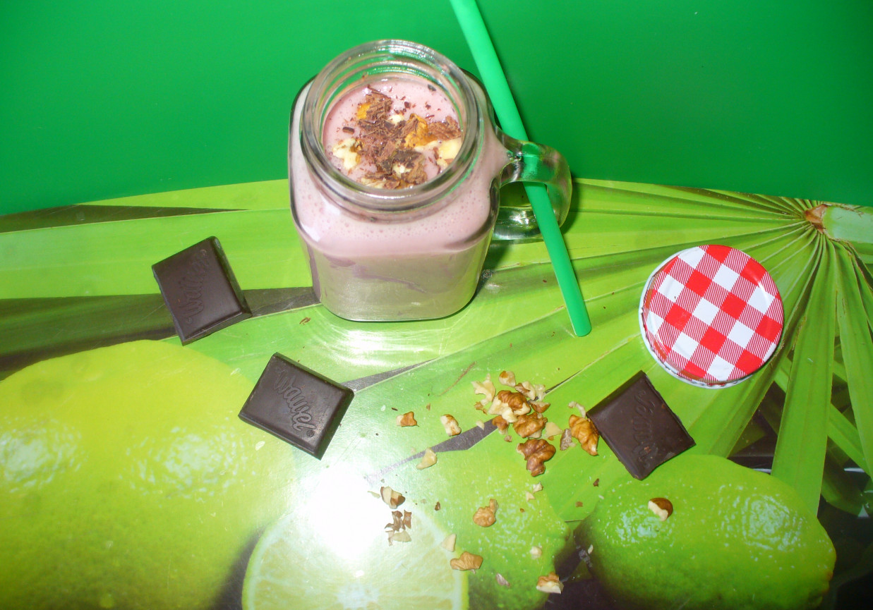 Koktajl malinowo-truskawkowy z orzechami i czekoladą . foto