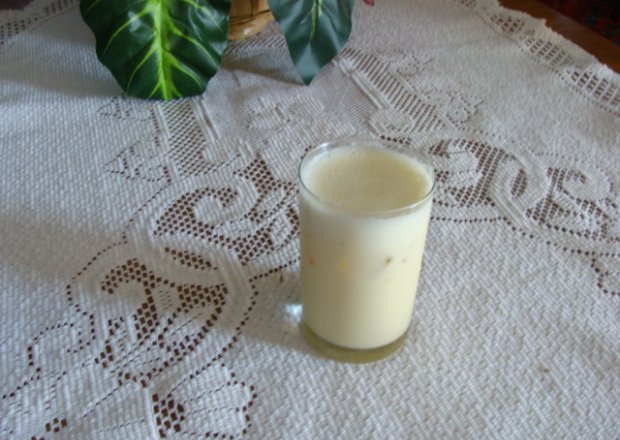 Fotografia przedstawiająca koktajl miodowo-mleczny
