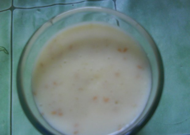 Fotografia przedstawiająca koktajl mleczno -owocowy