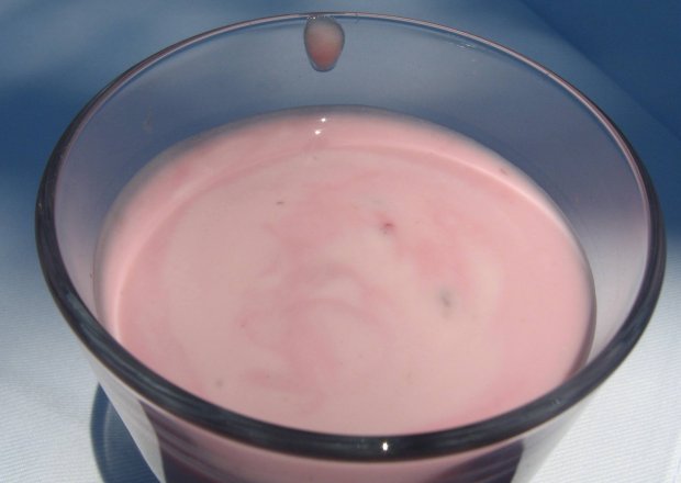 Fotografia przedstawiająca koktajl mleczno wiśniowy