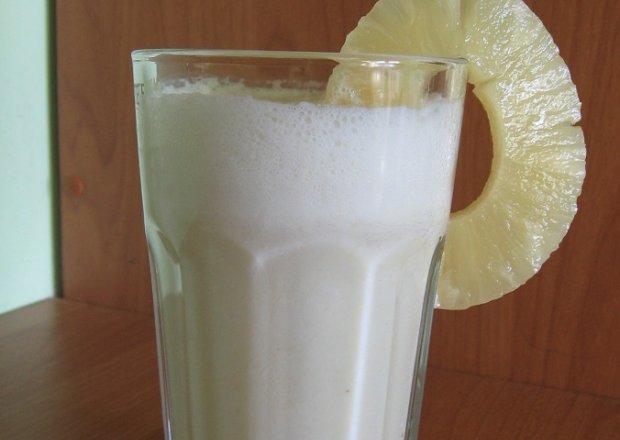 Fotografia przedstawiająca Koktajl mleczno-ananasowy