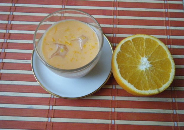 Fotografia przedstawiająca Koktajl mleczno-pomarańczowy